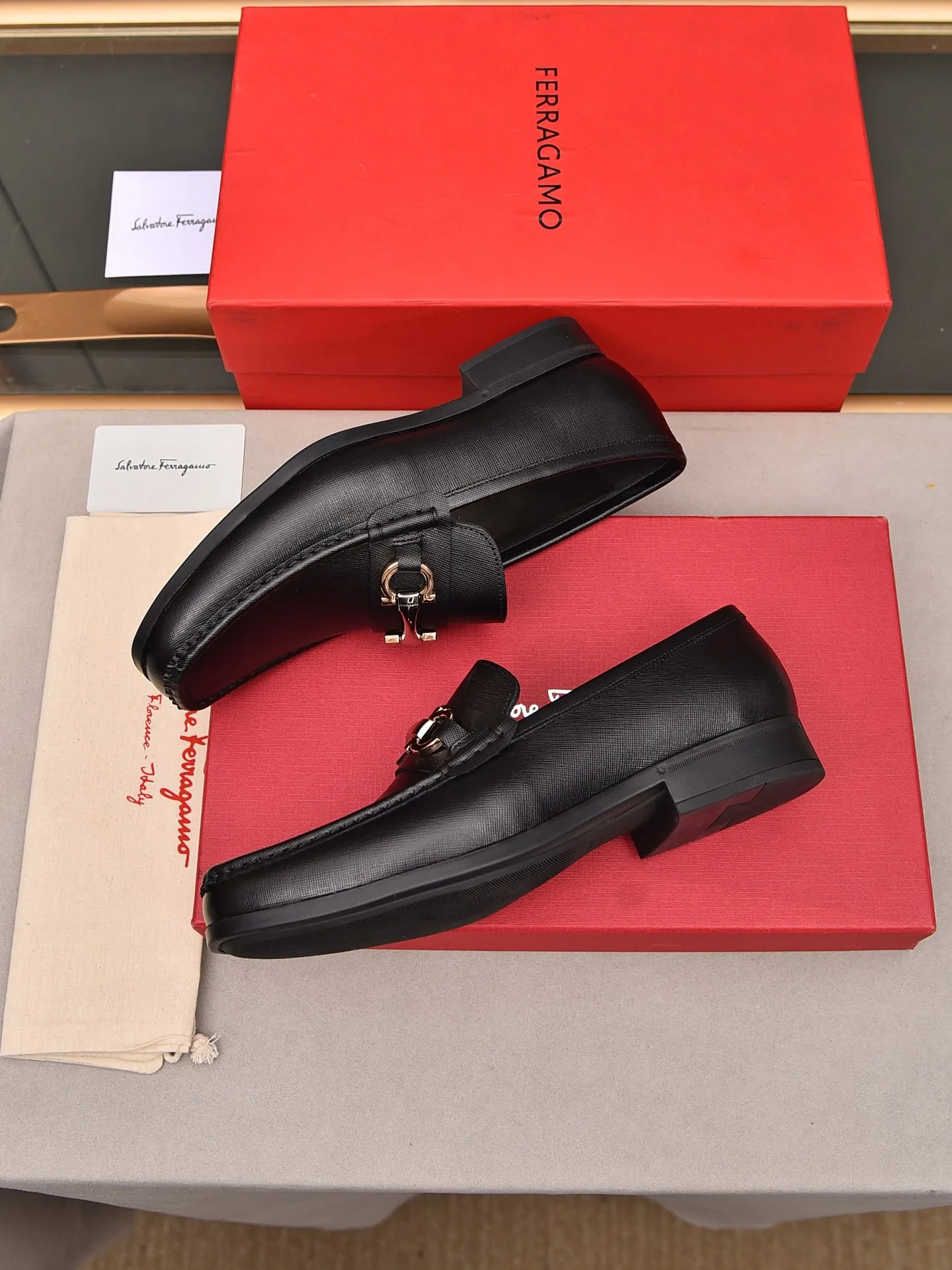 Men's shoes 💰: 460 [Original running volume and quality] Brand: Ferragamo (Ferragamo) Size: Men's size 38/44 (45 can be customized) Grade: Same style as the official website High-end quality men's shoes Material: Original first-layer calfskin Water-dyed cowhide lining Original outsole Style categories: Men's fashion formal business casual leather shoes Slip-on men's high-top series Young fashion European and American trends British style Casual matching Comfortable on the feet